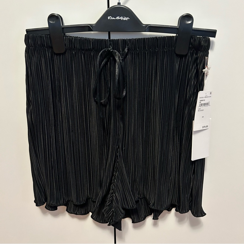 Good American plisse shorts black